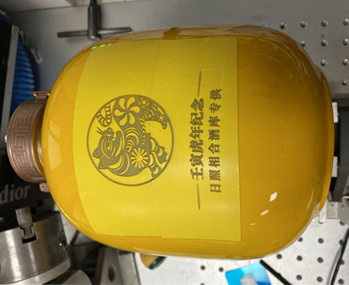 酒壇子激光打標(biāo)刻字 酒壇子激光打標(biāo)刻字